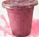 Vaso de batido rosado con tapa.