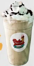 Vaso de milkshake con chantilly y sirope de chocolate.